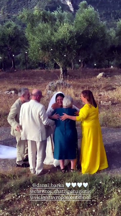 Γάμος Μπάρκα – Μπότση: Έφτασε η νύφη! Η συγκινη...