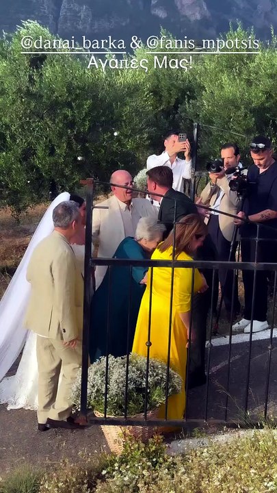 Γάμος Μπάρκα – Μπότση: Έφτασε η νύφη! Η συγκινη...