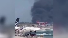 Il video del grosso incendio a Ugento, in Salento: intenso fumo nero visibile dalla spiaggia