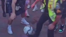 El momentazo de la afición escocesa con un policía dando toques