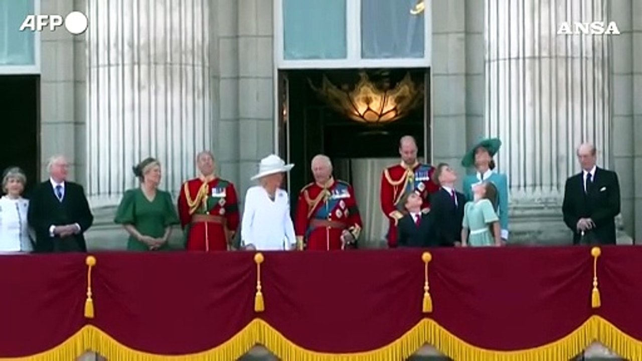 La famiglia reale britannica osserva le Frecce Rosse per il compleanno di re Carlo