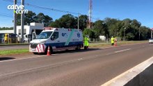 Carro fica preso entre caminhão e guard-rail após acidente na BR-277 em Cascavel