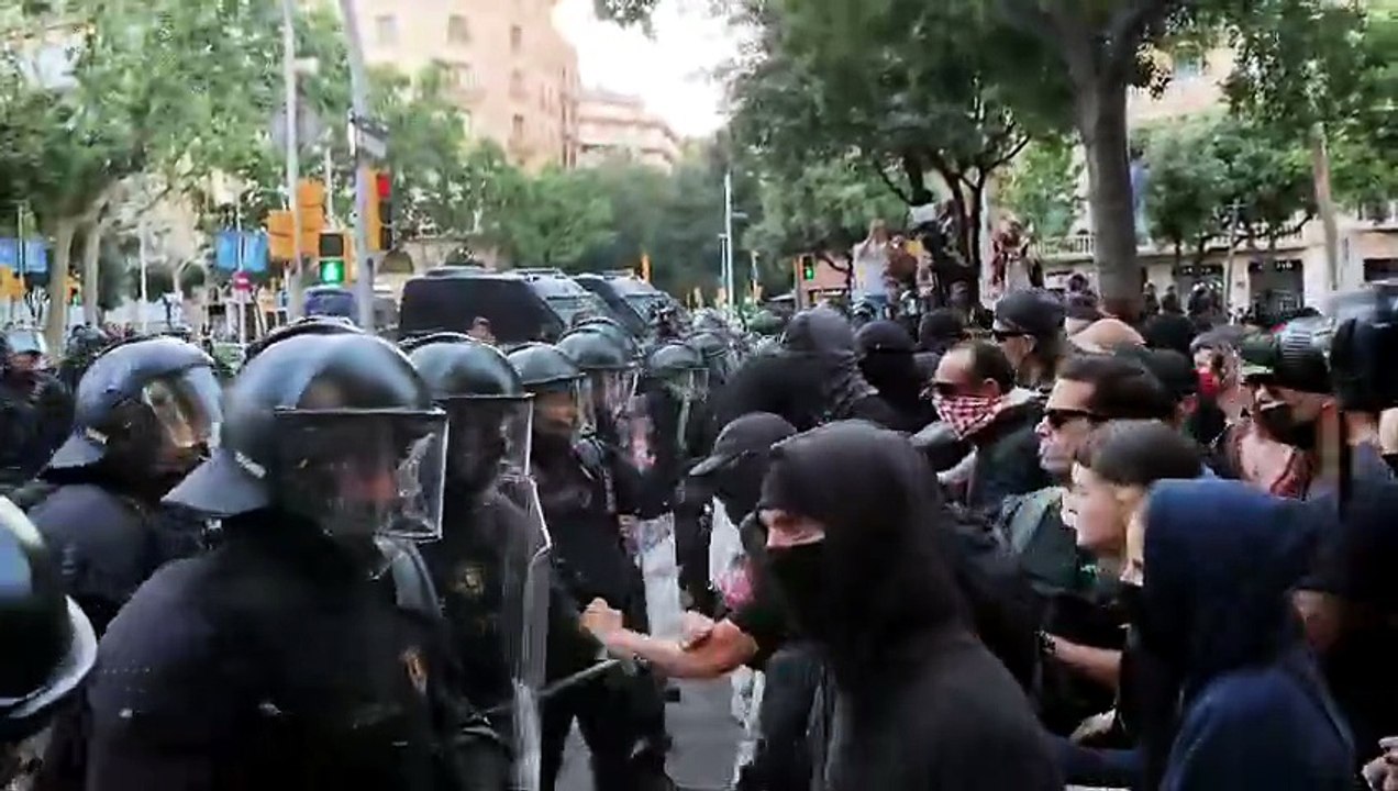 Tensió i cops porra a la manifestació antifeixista contra Núcleo Nacional