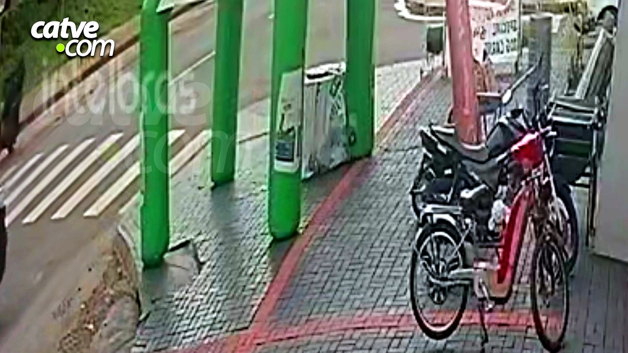 Câmera flagra atropelamento de casal em moto elétrica na Região Norte de Cascavel