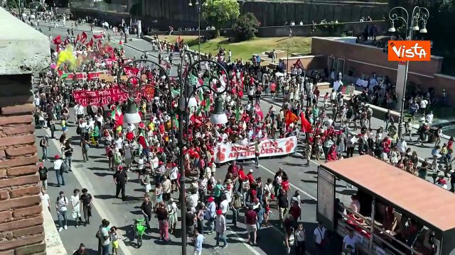 La manifestazione Antifascista in via dei Fori Imperiali a Roma vista dall’alto