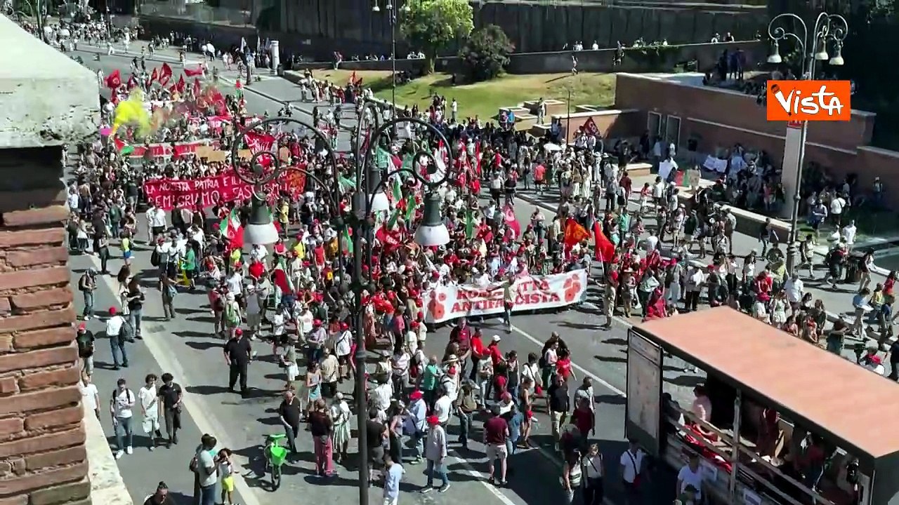 La manifestazione Antifascista in via dei Fori Imperiali a Roma vista dall’alto