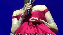 Anne olmaya hazırlanan Melike Şahin acımasız eleştirilere sahneden yanıt verdi