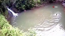 Öte yandan, iki arkadaşın gölete girdikleri ve boğulma tehlikesi geçirdikleri anların, bölgede bulunan bir güvenlik kamerası tarafından kaydedildiği ortaya çıktı. Görüntülerde iki kişinin gölette bulunduğu ve bir süre sonra suda çırpınarak gözden kayboldu