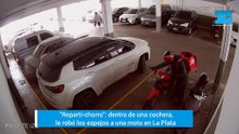 "Reparti-chorro" en La Plata: le robó los espejos a una moto estacionada en una cochera