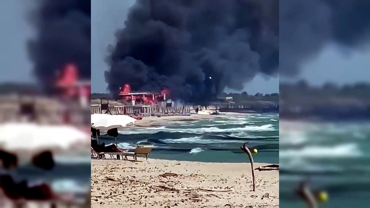 Inferno di fuoco nel paradiso delle vacanze: rogo fino alla spiaggia, le fiamme divorano il lido - VIDEO