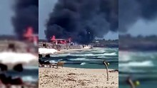 Inferno di fuoco nel paradiso delle vacanze: rogo fino alla spiaggia, le fiamme divorano il lido - VIDEO