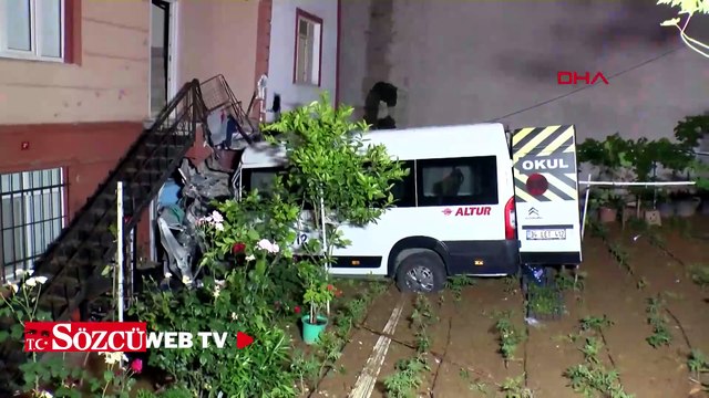 Çekmeköy'de servis minibüsü evin bahçesine uçtu: 1 yaralı