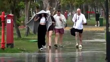 Antalya'da 30 derece sıcakta sağanak yağmur sürprizi: Yüzmeye devam ettiler