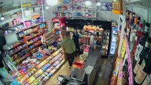 Acosó a una mujer en un kiosco de La Plata y ella tuvo que huir para que no la besara