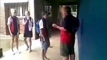 Quem pede, toma! Gordinho aguentou firme, mas não teve sangue de barata e mostrou para o magrelo como se faz! kkkk bem feito!