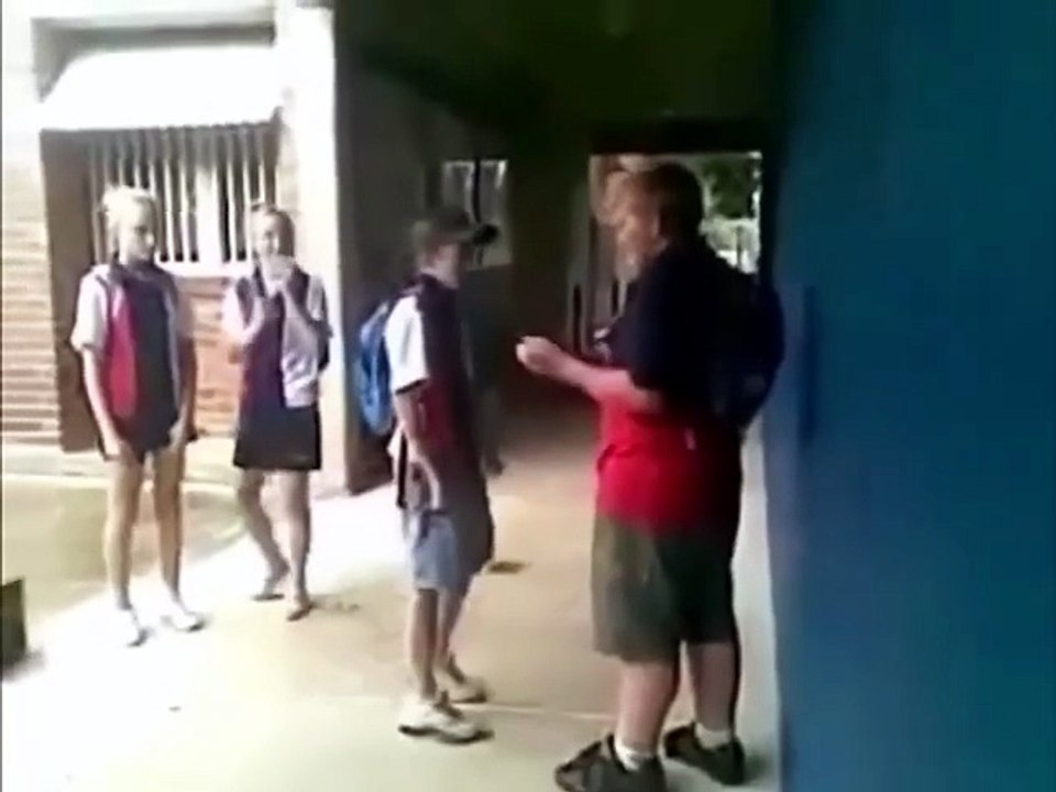 Quem pede, toma! Gordinho aguentou firme, mas não teve sangue de barata e mostrou para o magrelo como se faz! kkkk bem feito!