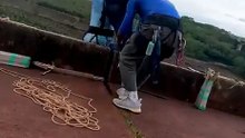 Jovem de 21 anos morre após ser lançada sem cordas em "bungee jumping"
