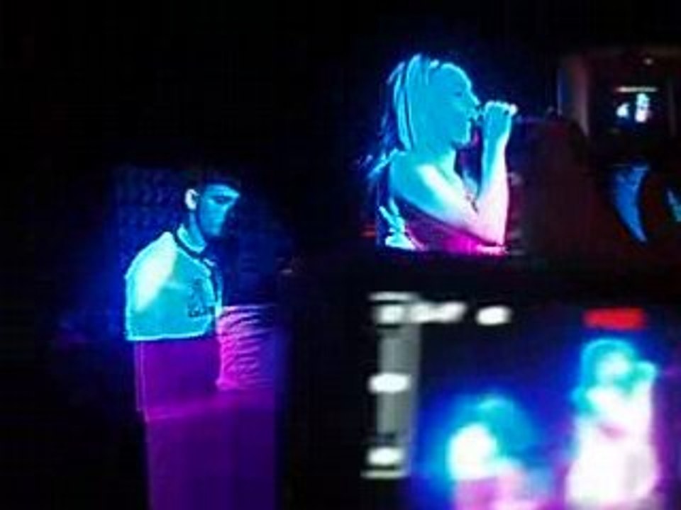 Léa Castel - Reviens moi (live showcase sfr)