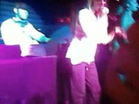 Léa Castel - Pressée de vivre (live showcase sfr)