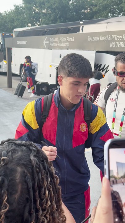 ¡Baño de masas de Cubarsí y Pedri al llegar a Atlanta la Selección Española!