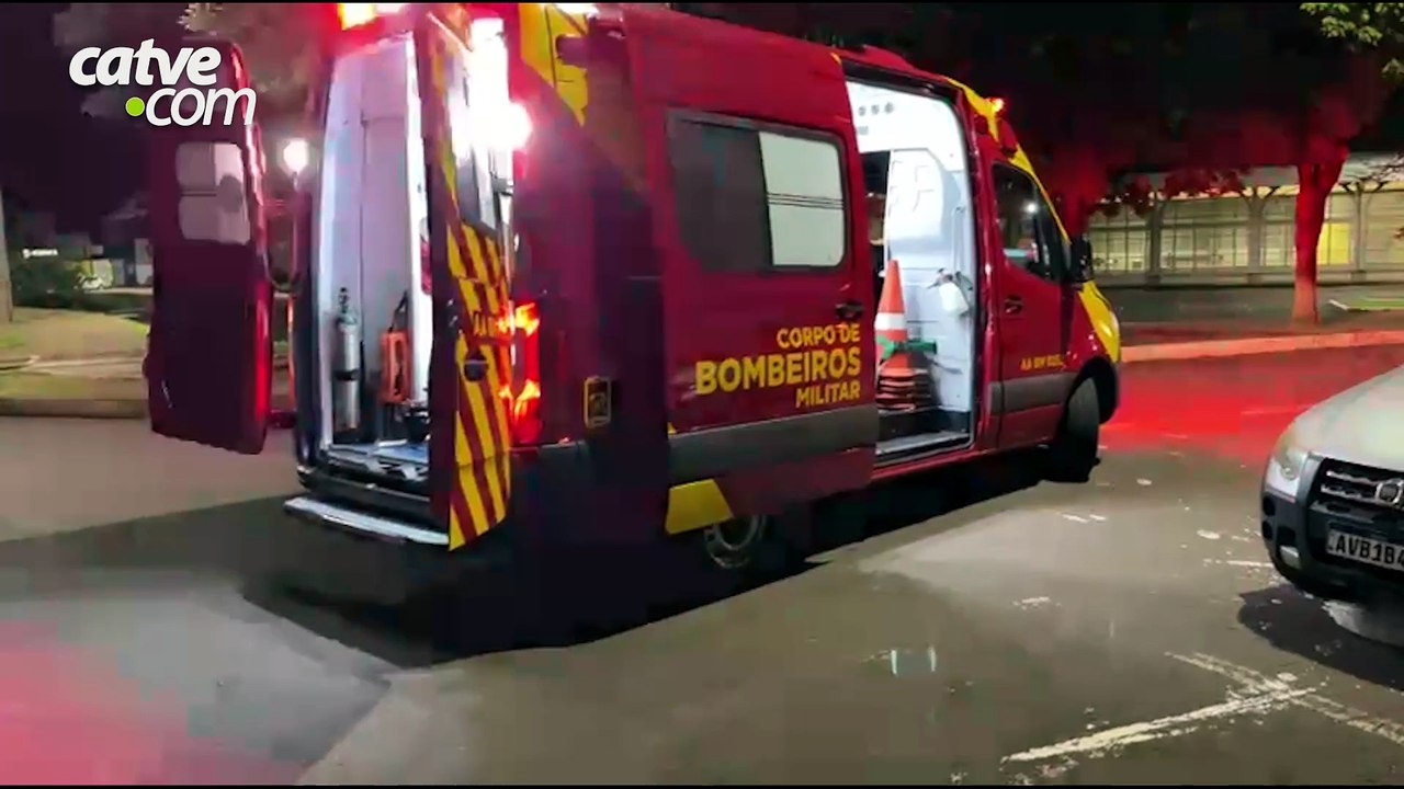 Forte batida entre caminhonete e carro no Bairro Santo Onofre deixa mulher ferida
