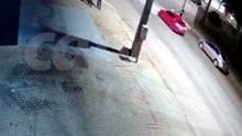 Idoso tenta atravessar a rua correndo e é atropelado; veja o vídeo