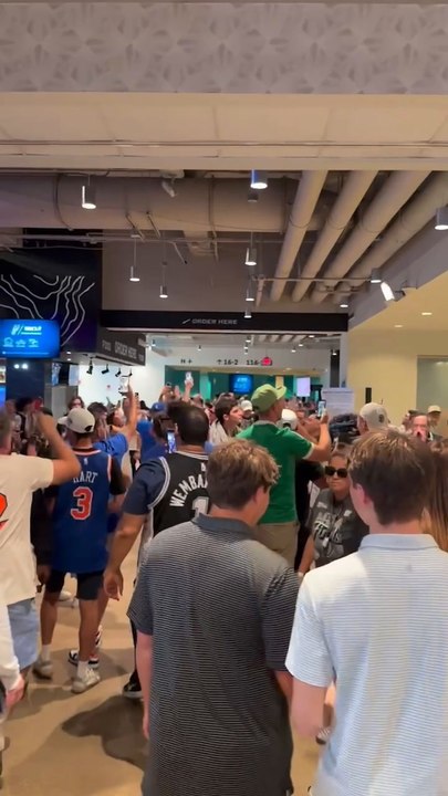 Knicks fans chant "LET'S GO KNICKS!" in San Ant...