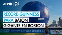 Boston entra al Guinness con la pelota de fútbol más grande del mundo