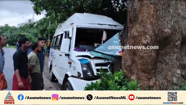 കാട്ടുപന്നി മുന്നില്‍ ചാടി ട്രാവലര്‍ മരത്തില്‍ ഇടിച്ച് അപകടം:15 പേര്‍ക്ക് പരിക്കേറ്റു