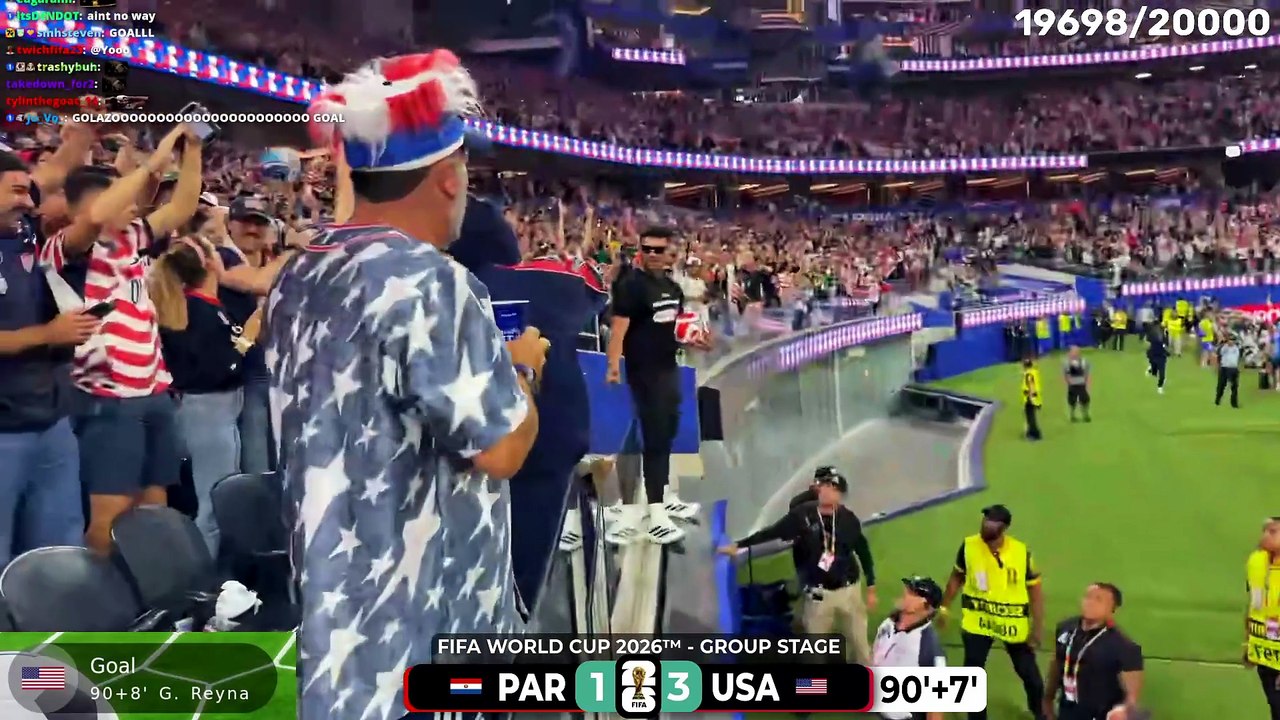 Quand un supporter essaie de jouer sur le terrain… et se fait plaquer direct !