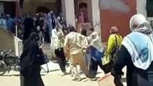 مصري والدین کا ہجوم امتحانات کی نگرانی پر  مقرر استانی کو  مار رہے ہیں  اور سب کے سامنے گھسیٹ رہے ہیں  کیونکہ وہ ان کی بیٹیوں کو نقل کرنے سے روک رہی تھی   یعنی  ایسے برے حالات تو سندھ میں بھی نہیں ہیں ۔