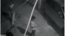 کراچی، گلشن اقبال میں گلی میں کھیلتی بچی سے نازیبا حرکات، واقعے کی سی سی ٹی وی فوٹیج سامنے آ گئی
