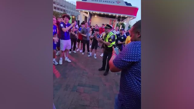 Locura en Boston con un policía futbolero
