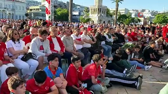 İzmir’de milli heyecan meydanlara taştı: Dev ekranda Dünya Kupası coşkusu | Ajansspor | IHA