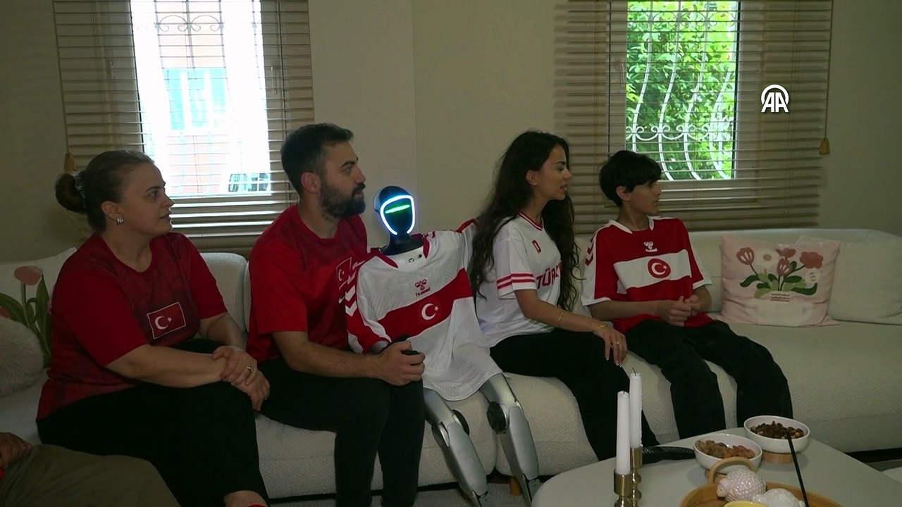 A Milli Futbol Takımı'nın karşılaşmasını robot CANİKMAN ile izlediler | Ajansspor | AA