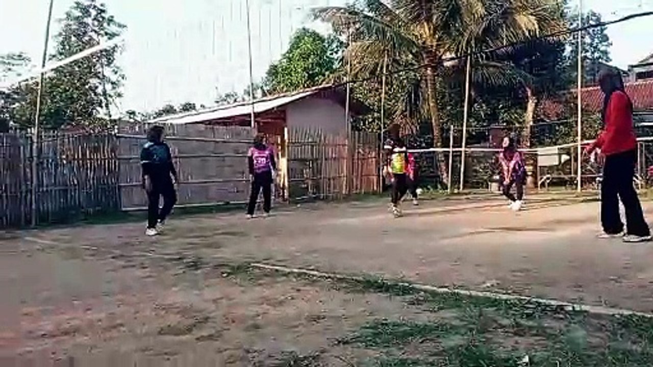 🏐 "Tidak ada bola yang mustahil diselamatkan jika semangat tim masih menyala."
