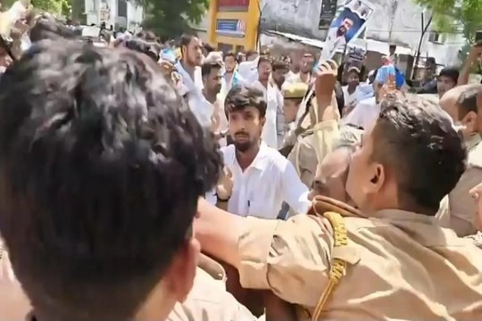 पेपर लीक पर सड़कों पर उतरे कांग्रेस कार्यकर्ता, लखनऊ में पुलिस से हुई नोकझोंक