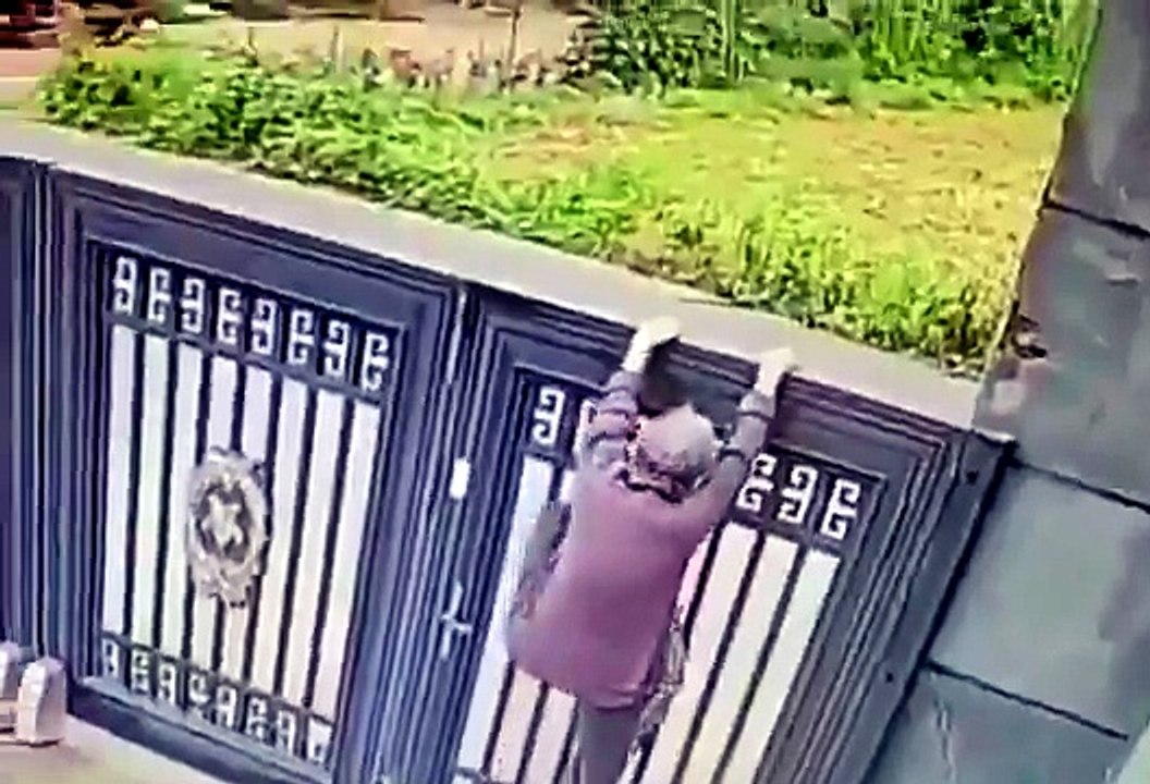 Incroyable Évasion : Une Retraitée de 92 Ans Escalade un Portail de 2 Mètres en Chine