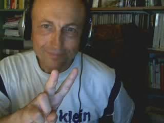 GERARD EN PLEINE ACTIVITé A PARIS DANS SON BUREAU