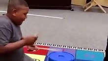 Ce professeur de musique offre une batterie à son élève qui jouait sur des pots en plastique