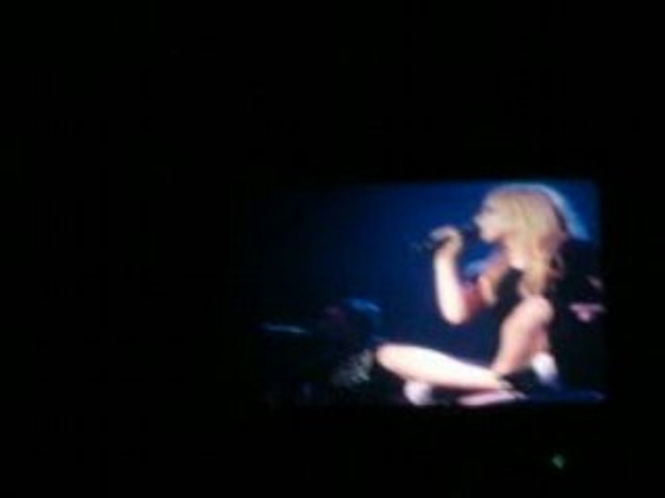 Avril lavigne - Don't tell me (Live Bruxelles)