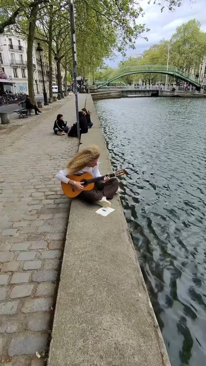 L’amour et une guitare.🌞❤️