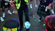 Polícia surpreende adeptos a dar toques na bola em Boston