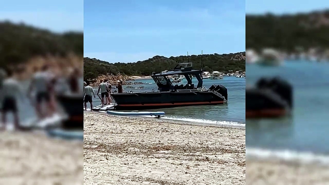 Estate cafona ad Arzachena, sbarcano in spiaggia con il mega tender con i motori accesi