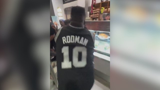 Un fan de San Antonio se pelea él solo contra 300 aficionados de los Knicks tras perder la final: la escena es terrorífica