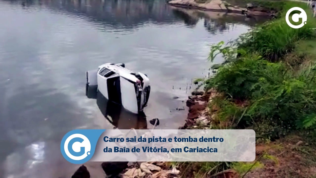 Carro sai da pista e tomba dentro da Baía de Vitória, em Cariacica