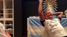 La Mona Jiménez canta "Beso a beso" con la Selección