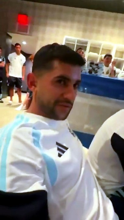 La Mona Jiménez canta "¿Quién se ha tomado todo el vino?" con la Selección