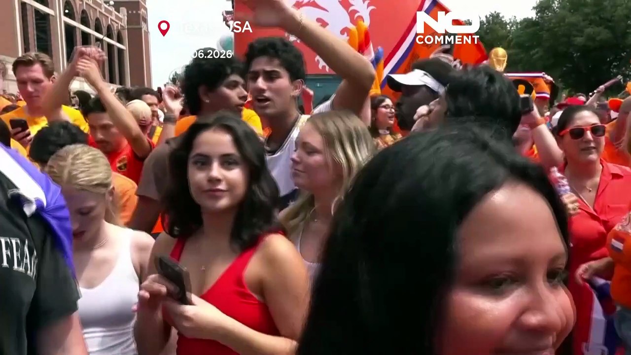 Niederländische Fans färben WM-Gastgeberstadt orange