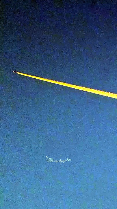 Fotógrafa registra avião iluminado pelo pôr do sol no céu de Umuarama